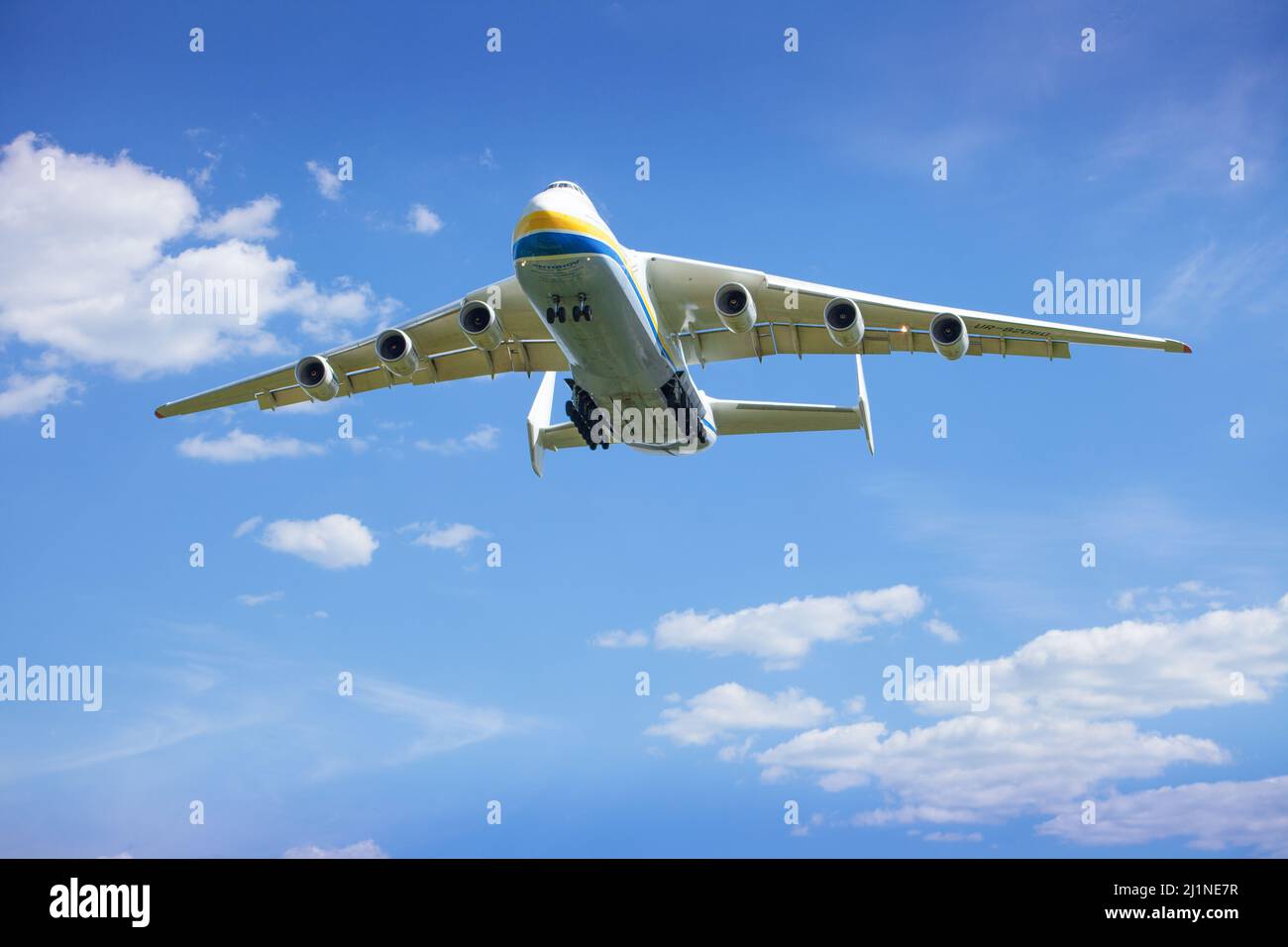 L'avion Antonov 225 AN-225 Mriya Fly, le plus grand avion au monde en décollage de l'aéroport. UR-82060 plus grand avion volant dans le ciel. Ukraine, Hostomel - 18 août 2021. Banque D'Images