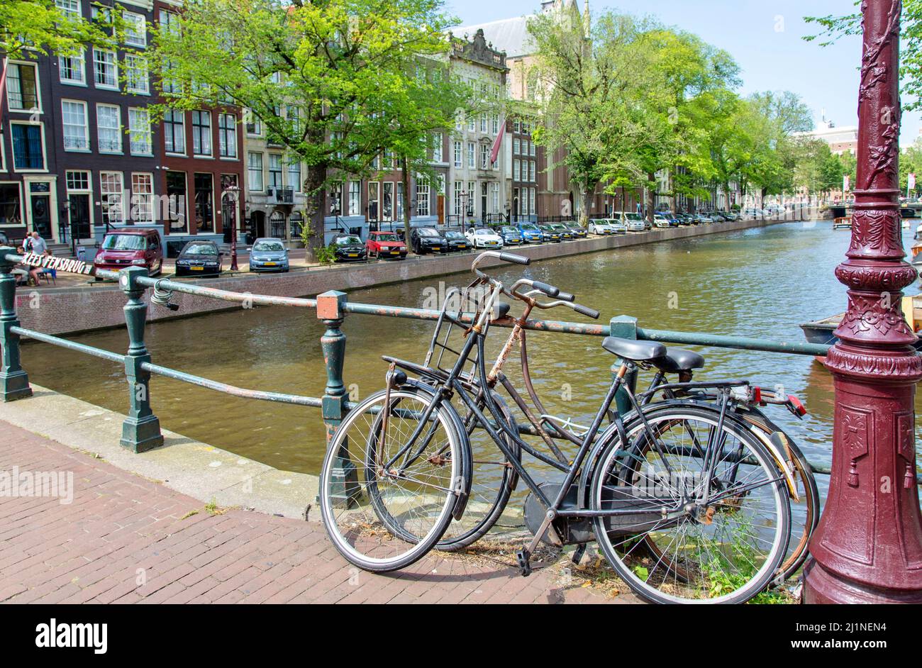 Amsterdam - vélos sur le pont Kees Fensburg au-dessus du canal Keizersgracht. Banque D'Images
