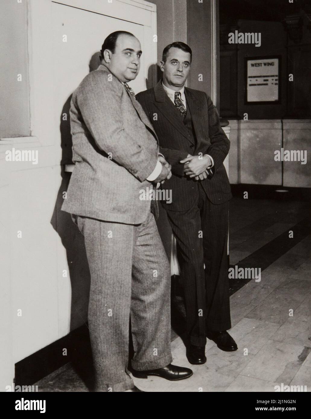 Al Capone et son avocat Michael Ahern attendent le verdict. Nouvelles Photographie 1931. Cour fédérale de l'Illinois à l'extérieur de la salle d'audience. La fin d'une ère. Banque D'Images Al Capone et son avocat Michael Ahern attendent le verdict. Nouvelles Photographie 1931. Cour fédérale de l'Illinois à l'extérieur de la salle d'audience. La fin d'une ère. Banque D'Images