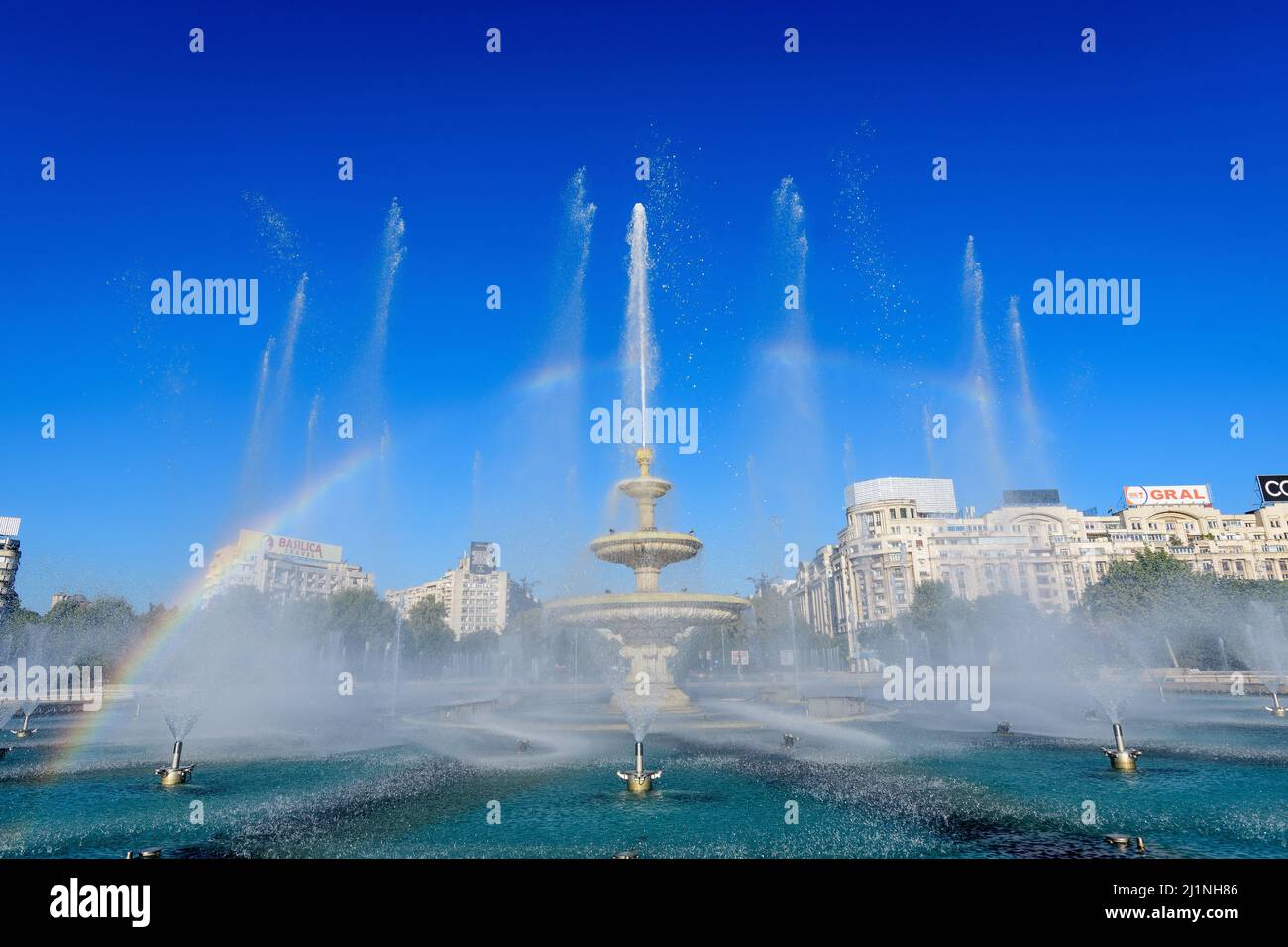 Bucarest, Roumanie, 4 septembre 2021 : fontaine décorative avec de petites gouttes d'eau sur la place Unirii (Piata Unirii) dans le centre-ville, en automne ensoleillé Banque D'Images