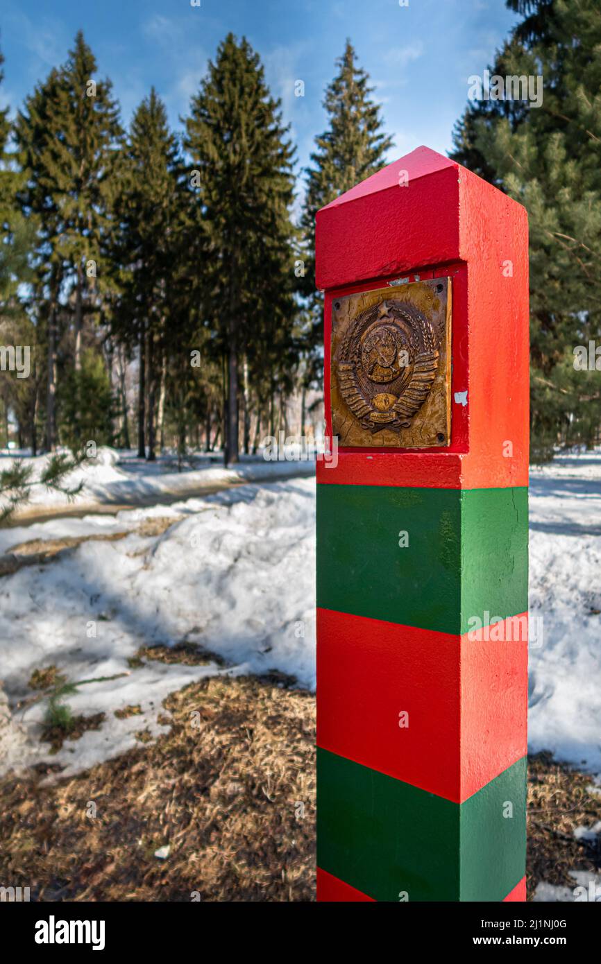 Novomoskovsk, Russie - 24 mars 2022 : poste frontalier sur fond de nature. Photo de haute qualité Banque D'Images