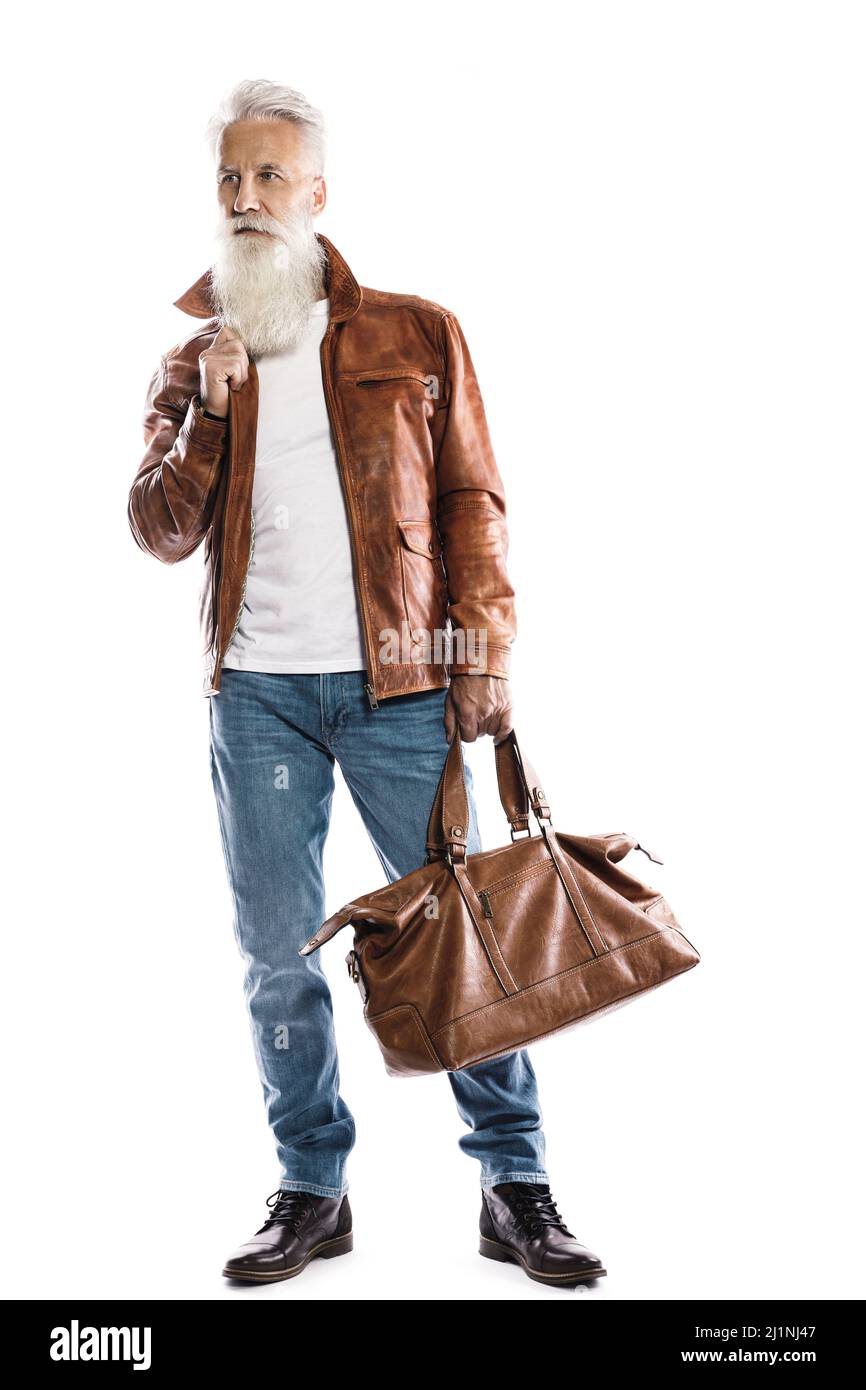 Beau barbu homme âgé avec sac en cuir et veste sur fond blanc Banque D'Images