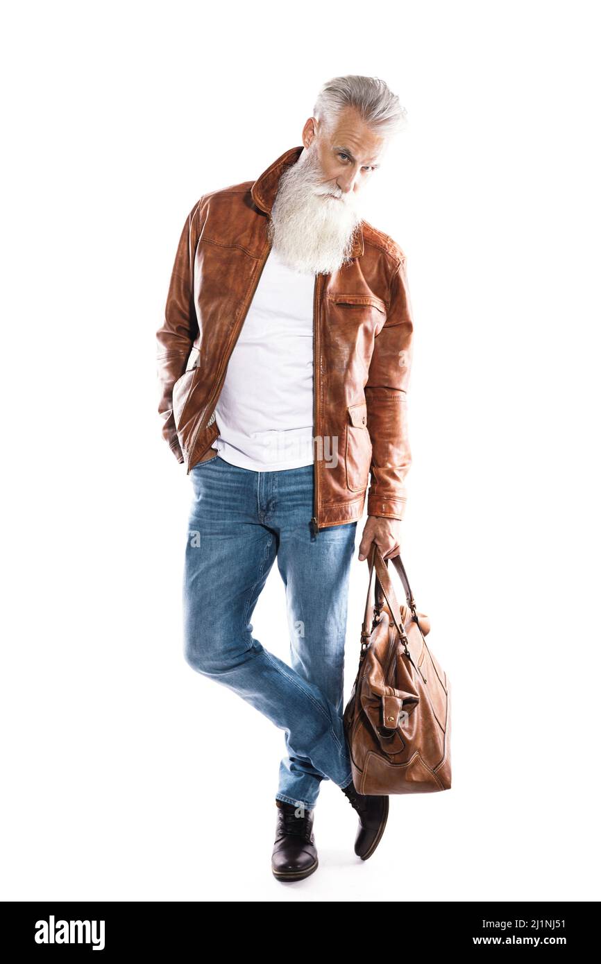 Beau barbu homme âgé avec sac en cuir et veste sur fond blanc Banque D'Images