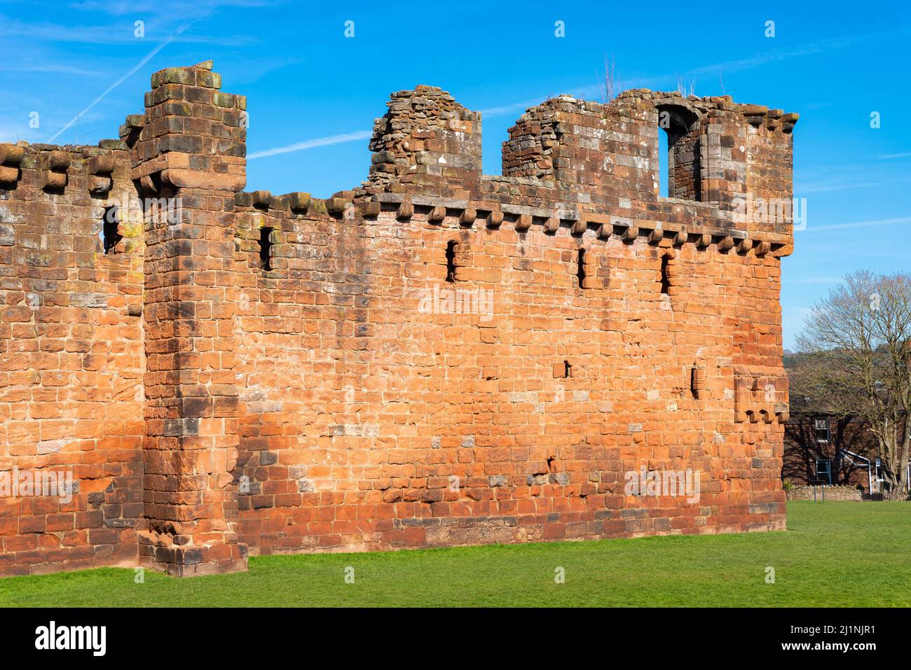 Murs extérieurs du château historique de Penrith dans le nord de l'Angleterre, le matin du printemps. PENRITH, Angleterre. Banque D'Images