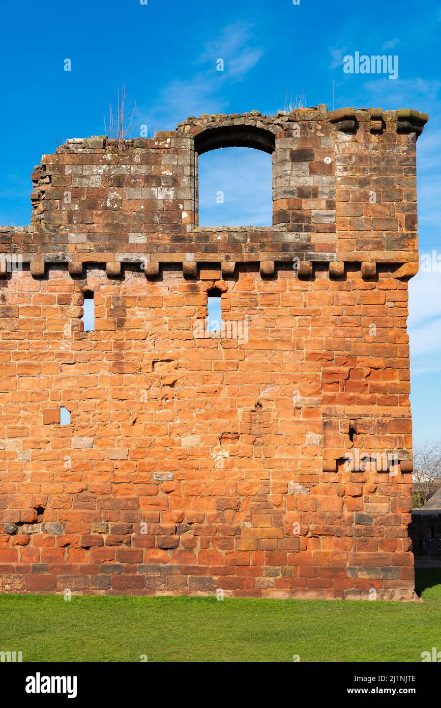 Murs extérieurs du château historique de Penrith dans le nord de l'Angleterre, le matin du printemps. PENRITH, Angleterre. Banque D'Images