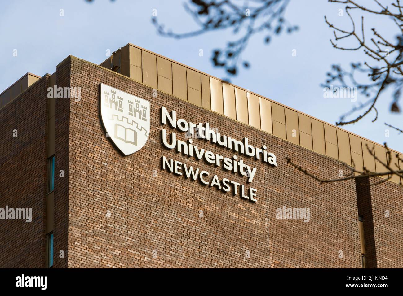 Panneau de l'université de Northumbria et panneau de lettrage sur le bâtiment à Newcastle upon Tyne UK Banque D'Images