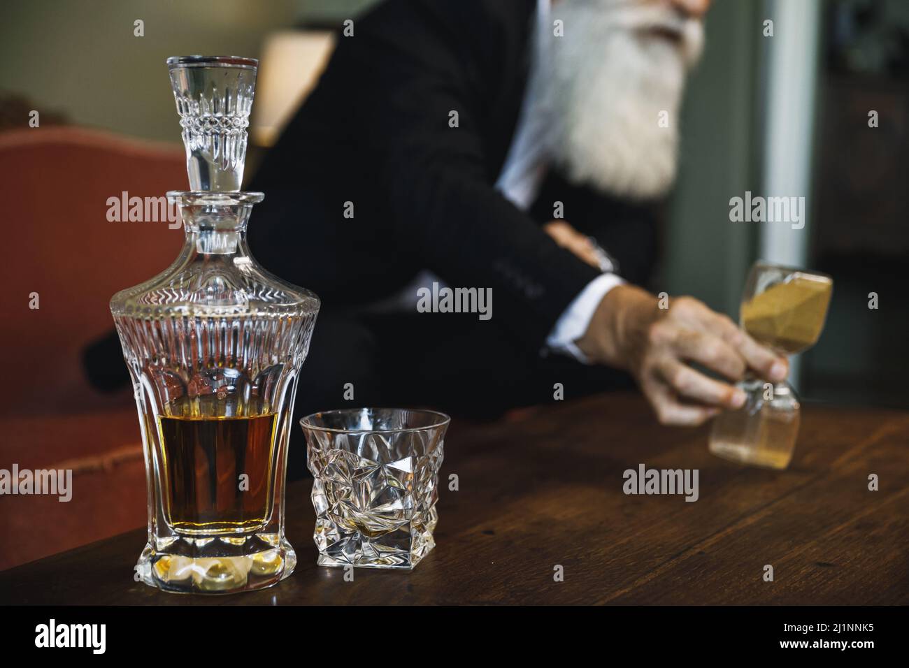 Décanter avec whisky coûteux et homme senior Banque D'Images