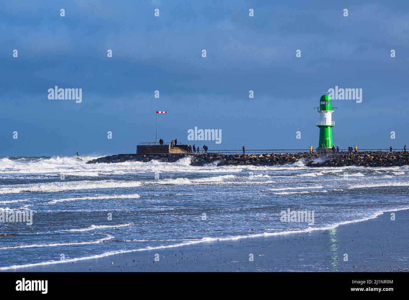 Mole sur les rives de la mer Baltique pendant la tempête Eunice à Warnemuende, Allemagne. Banque D'Images