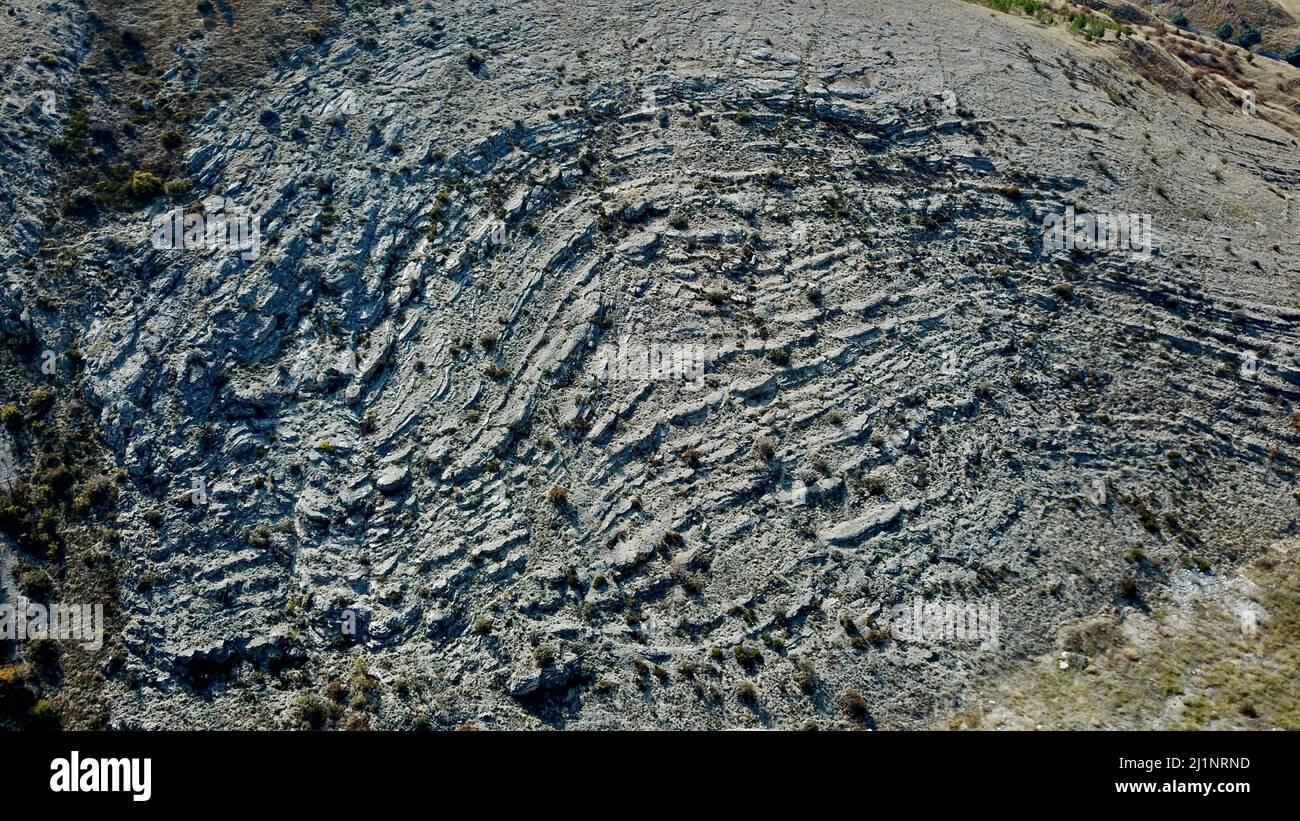 Diverses couches visibles dans les roches. Réflexion des formes terrestres sur les roches. Formes en roches. Banque D'Images