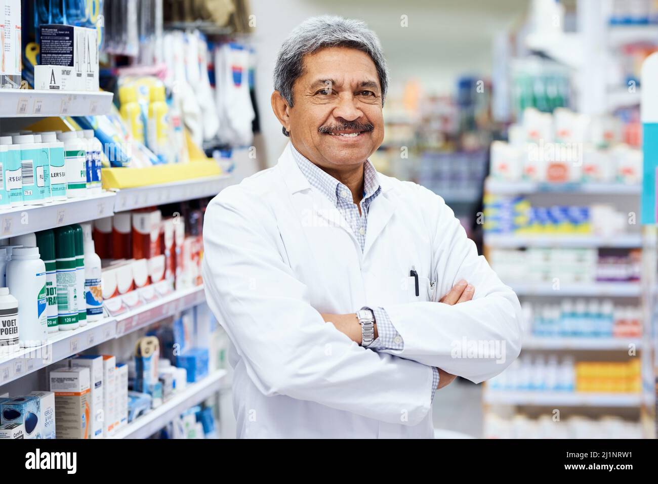 Ici pour vous aider à vous améliorer. Portrait d'un pharmacien mature travaillant dans un chimiste. Banque D'Images