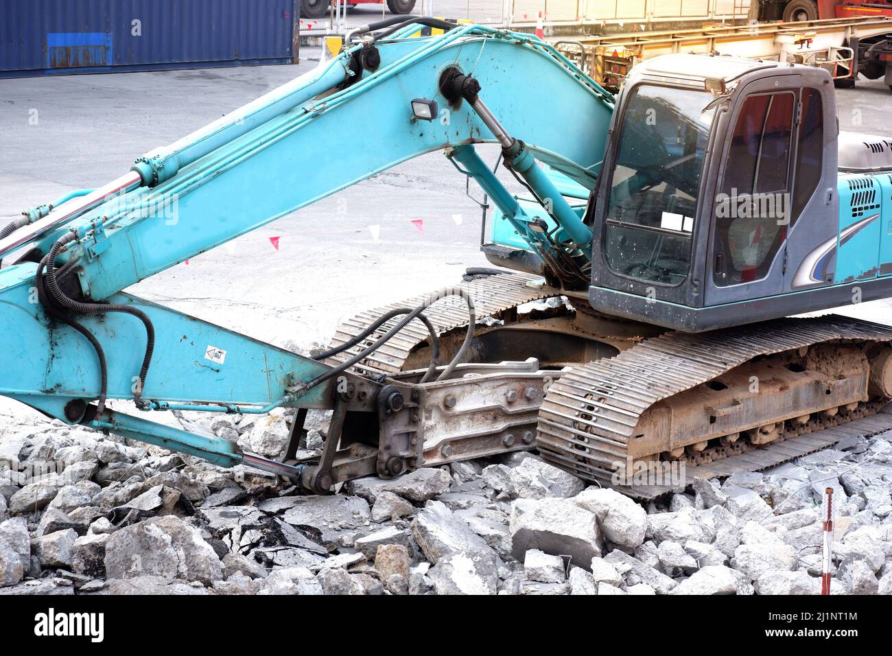 Pelle hydraulique pour roche travaillant à démolir le béton. Banque D'Images