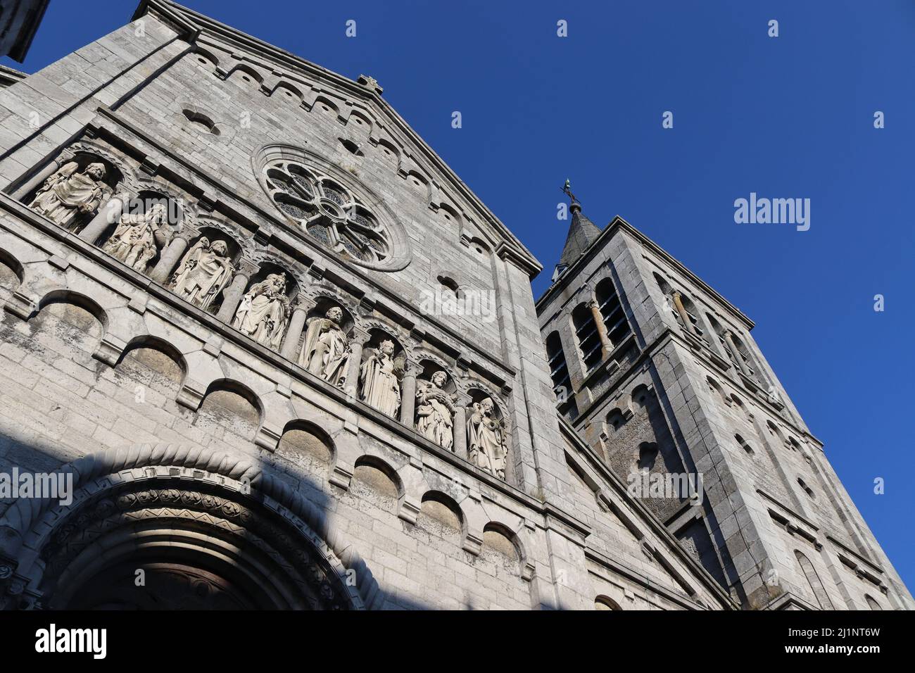Vue extérieure de l'église notre-Dame de la Visitation à Rochefort, avec ciel bleu. L'église du 19th siècle est un monument historique dans la province de Namur en W Banque D'Images