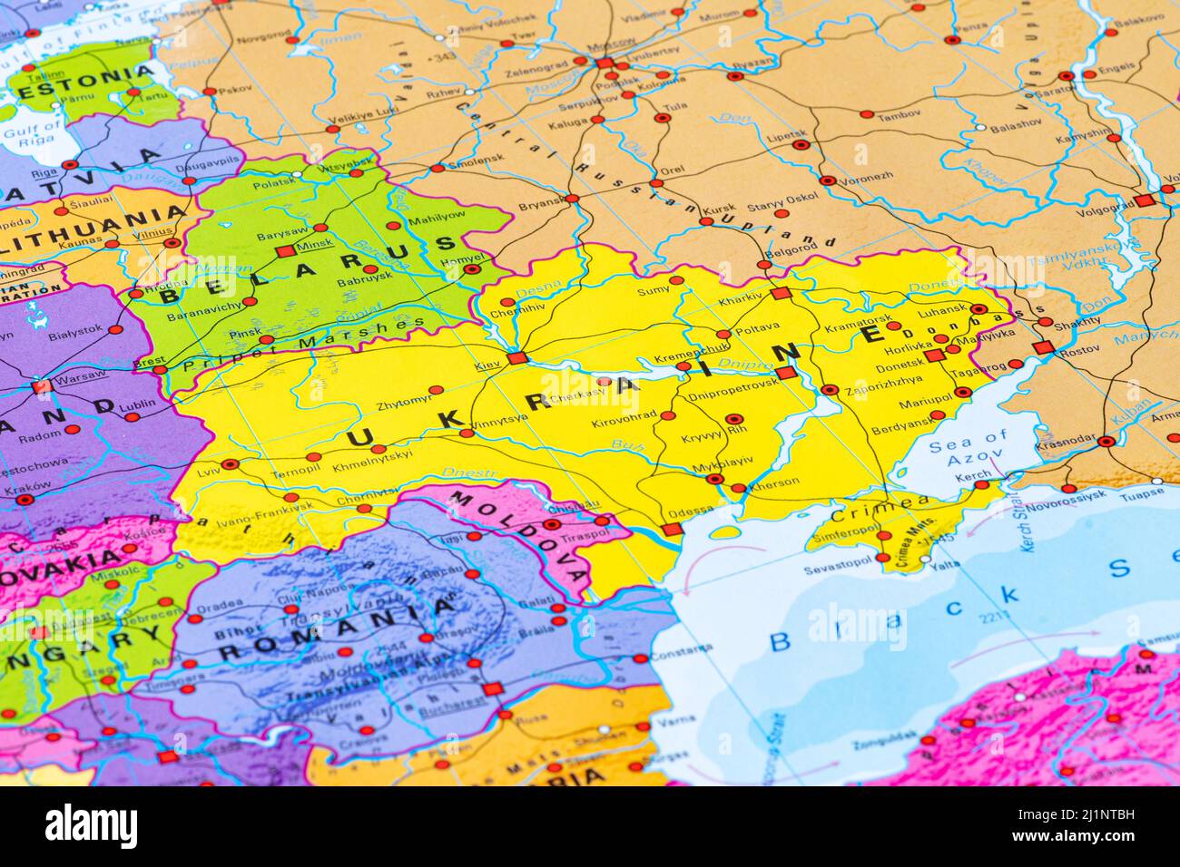 Kiev, Ukraine - Mars 27 2022: Carte de l'Ukraine, de l'Europe, de l'Union européenne, avec les frontières de l'Etat, les capitales, rivières et mers, gros plan Banque D'Images