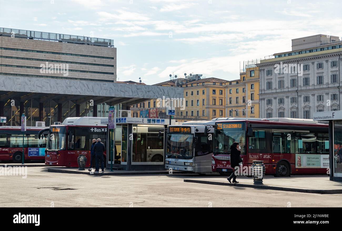 Une photo d'une rangée de bus de la ville s'est arrêtée à la gare Termini de Rome. Banque D'Images