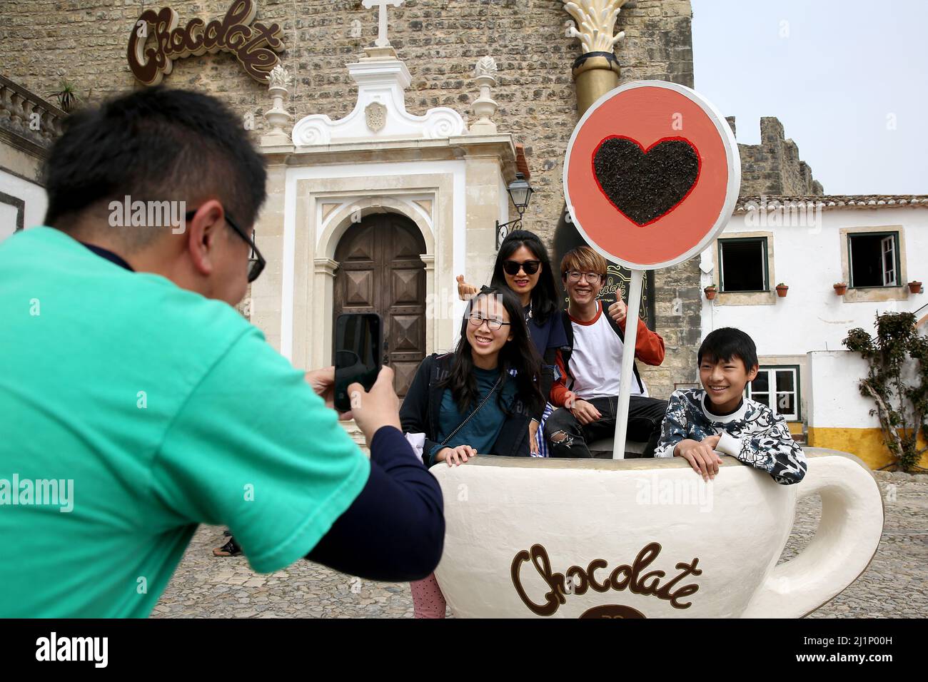 26 mars 2022, Obidos, Portugal: Les gens participent au Festival international du chocolat Obidos 2022 à Obidos, Portugal, le 26 mars 2022. Le Festival international du chocolat a lieu dans le village médiéval d'Obidos, au centre du Portugal, du 25th au 27th mars et du 1st au 3rd 2022 avril. (Image de crédit : © Pedro Fiuza/ZUMA Press Wire) Banque D'Images 26 mars 2022, Obidos, Portugal: Les gens participent au Festival international du chocolat Obidos 2022 à Obidos, Portugal, le 26 mars 2022. Le Festival international du chocolat a lieu dans le village médiéval d'Obidos, au centre du Portugal, du 25th au 27th mars et du 1st au 3rd 2022 avril. (Image de crédit : © Pedro Fiuza/ZUMA Press Wire) Banque D'Images