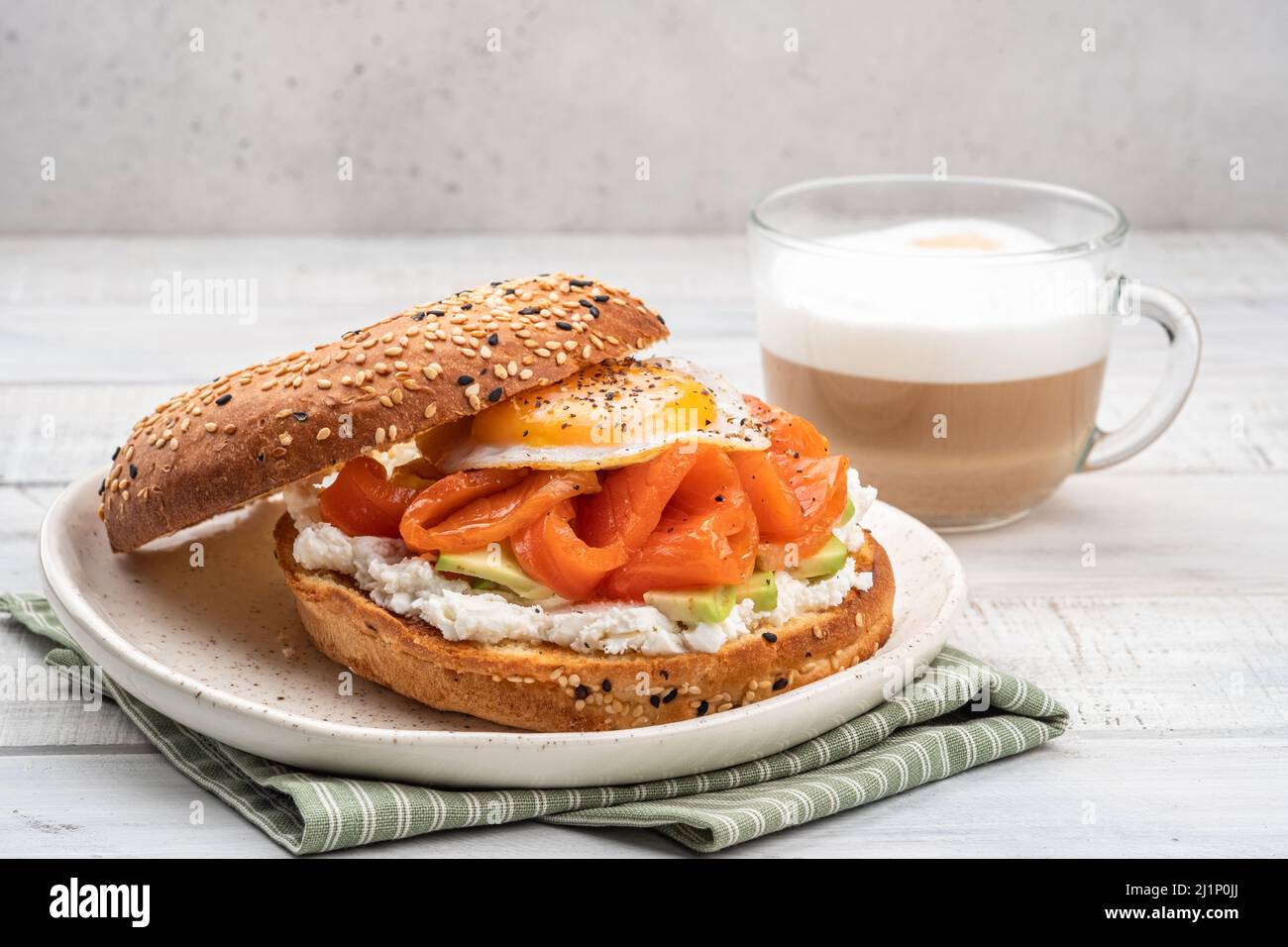 Sandwich au bagel avec saumon, fromage à la crème, avocat et œuf. Banque D'Images