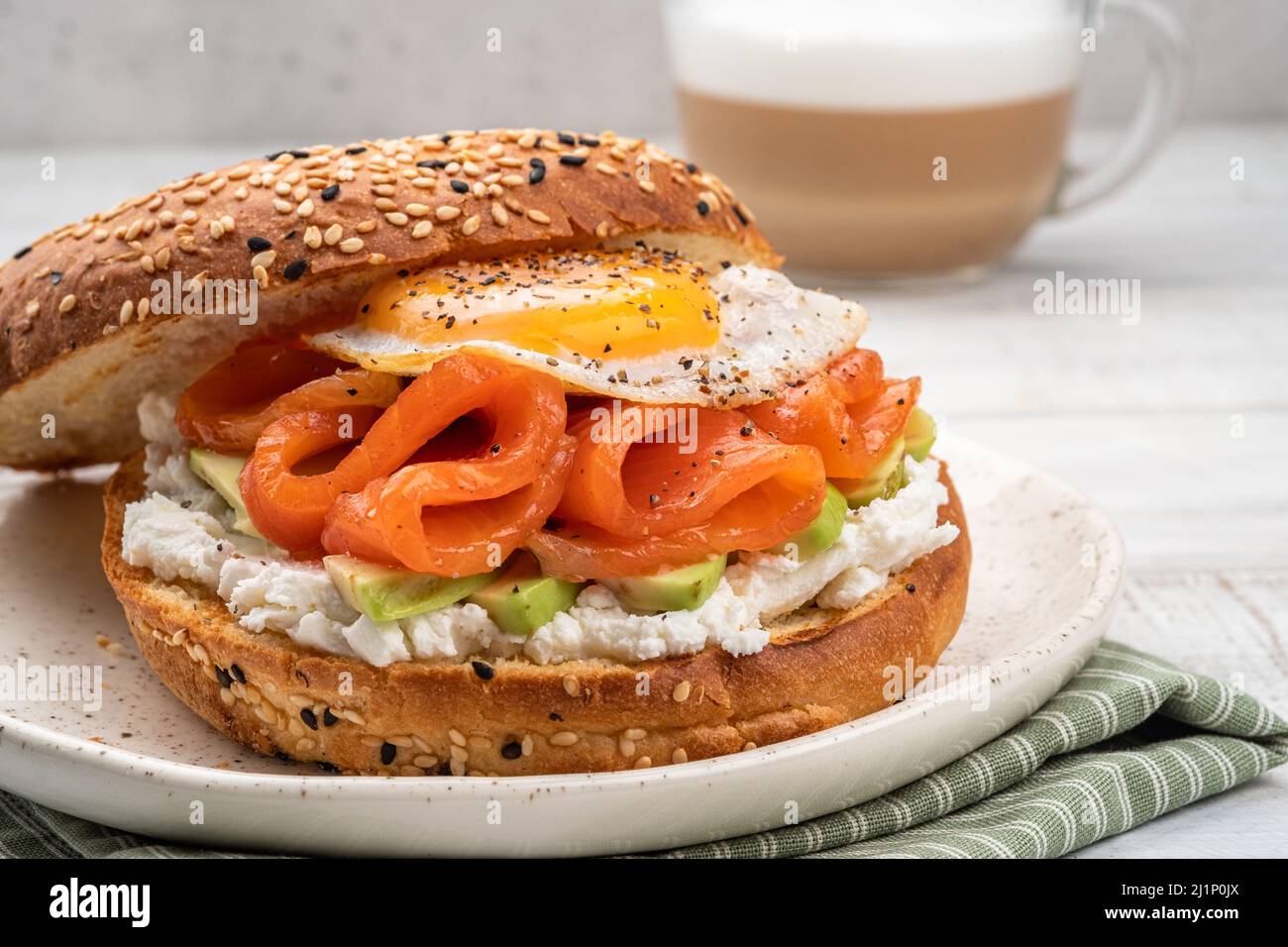 Sandwich au bagel avec saumon, fromage à la crème, avocat et œuf. Banque D'Images