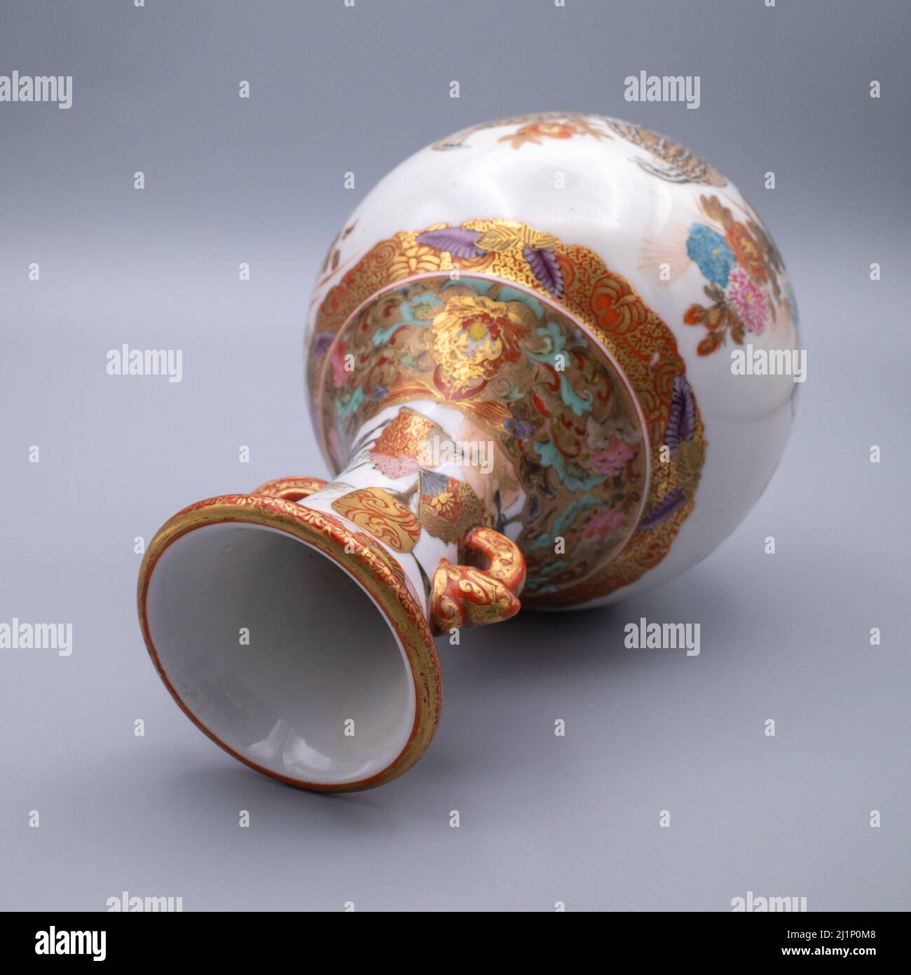 Vase en porcelaine japonais Kutani ancien par Watano. Motif de quails