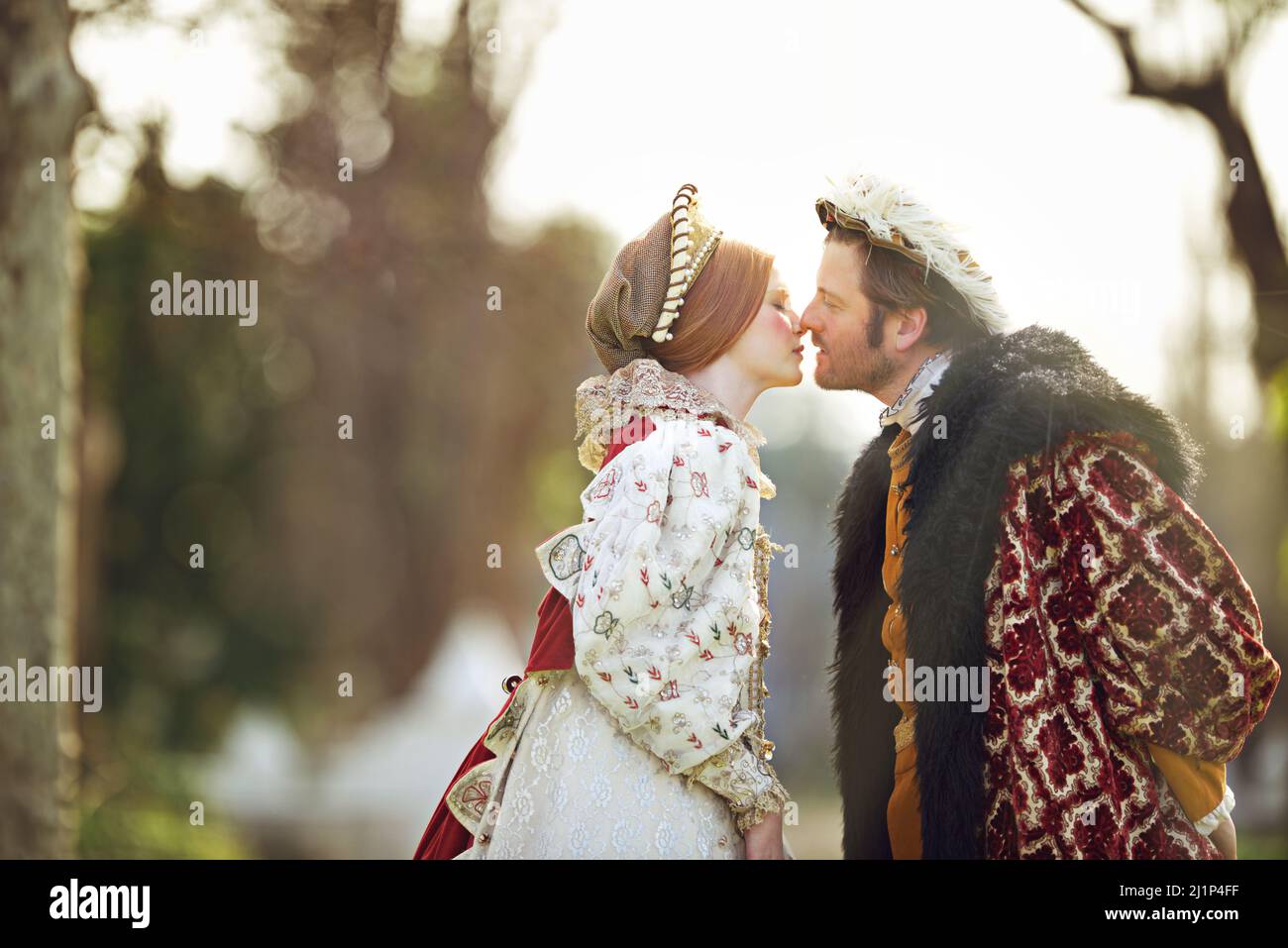 Sa grenouille s'est transformée en roi. Photo d'un couple royal qui passe du temps ensemble dans les jardins. Banque D'Images