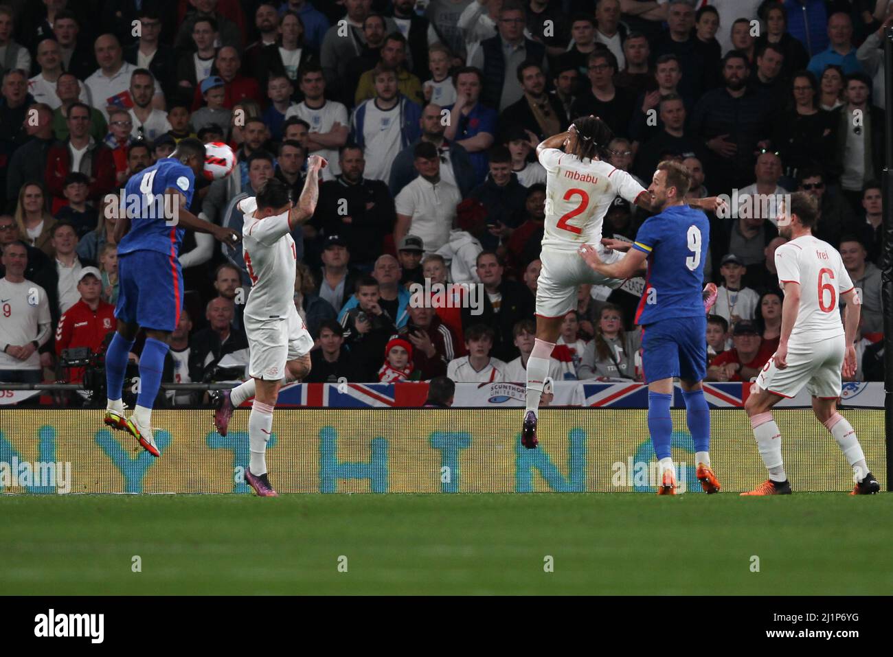 Marc Guehi d'Angleterre dirige le ballon dans la région où il frappe le bras de Steven Zuber de Suisse pour une pénalité après un contrôle VAR lors du match international amical de la Société Alzheimers entre l'Angleterre et la Suisse au stade Wembley, Londres, Angleterre, le 26 mars 2022. Photo de Ken Sparks. Utilisation éditoriale uniquement, licence requise pour une utilisation commerciale. Aucune utilisation dans les Paris, les jeux ou les publications d'un seul club/ligue/joueur. Banque D'Images