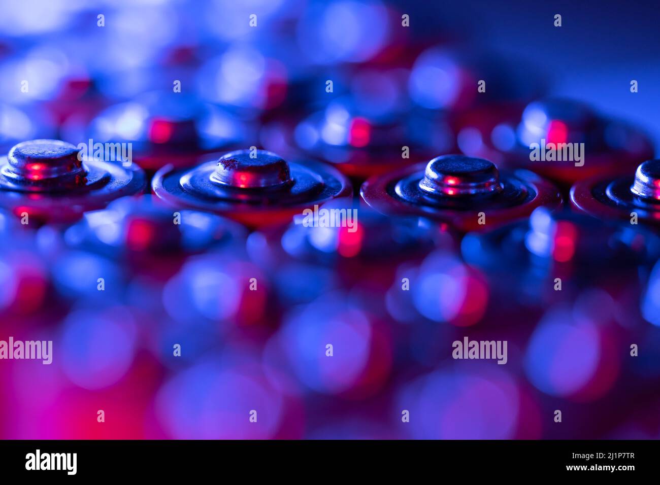 Gros plan des extrémités positives des piles déchargées, tailles AA, prise de vue macro, mise au point sélective. Batterie usagée Banque D'Images