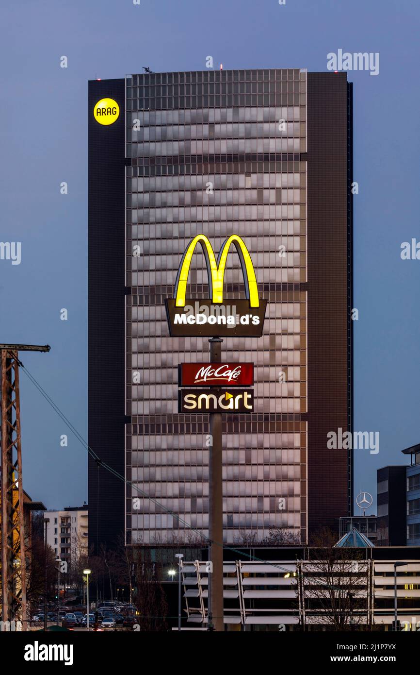 ARAG Insurance, siège social à Düsseldorf, au premier plan McDonald's. Banque D'Images