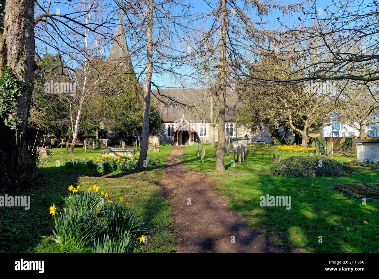 L'église paroissiale et le cimetière de Saint-Pierre et Saint-Andrew, Old Windsor, le jour ensoleillé du printemps Berkshire Angleterre Royaume-Uni Banque D'Images