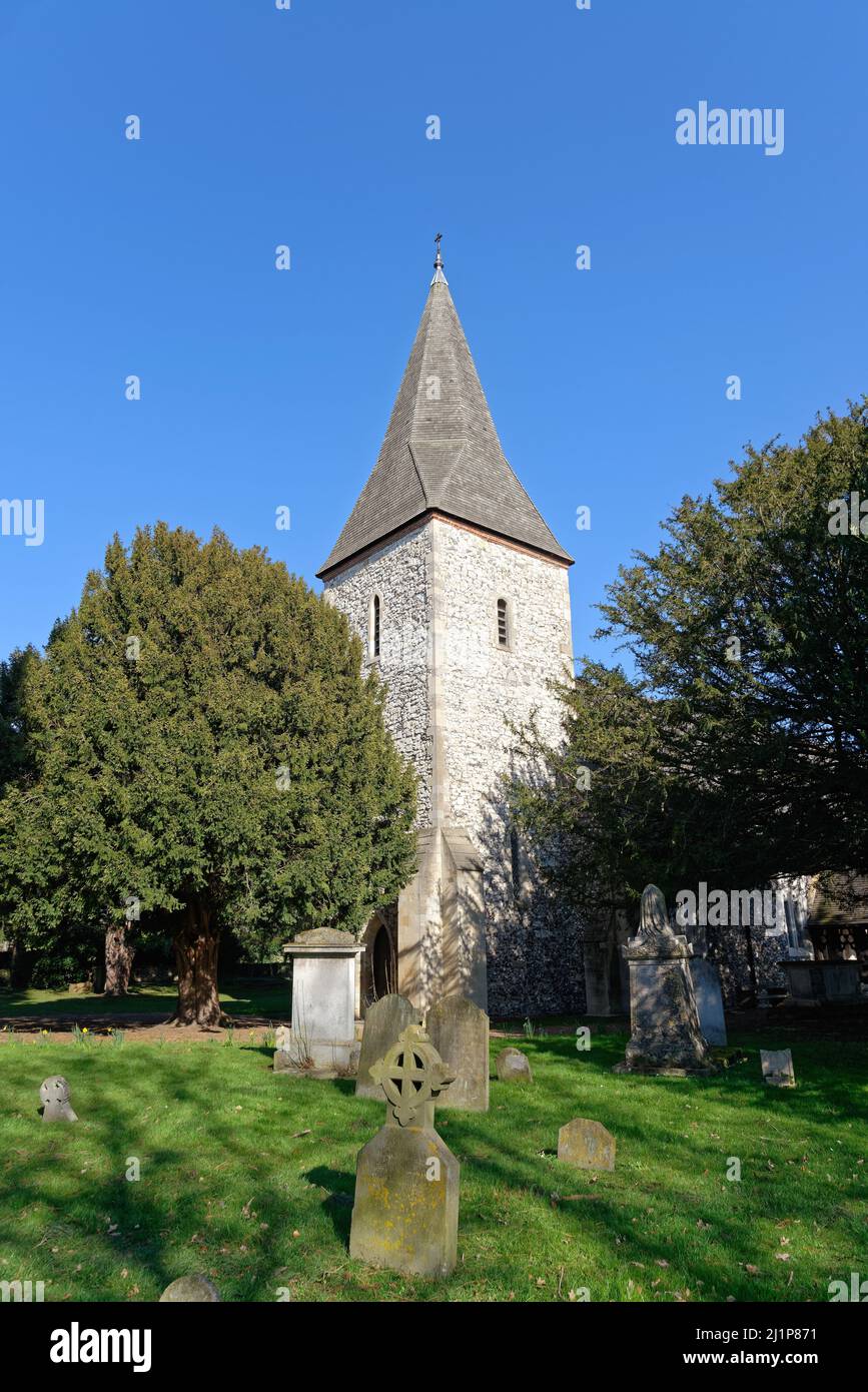 L'église paroissiale et le cimetière de Saint-Pierre et Saint-Andrew, Old Windsor, le jour ensoleillé du printemps Berkshire Angleterre Royaume-Uni Banque D'Images