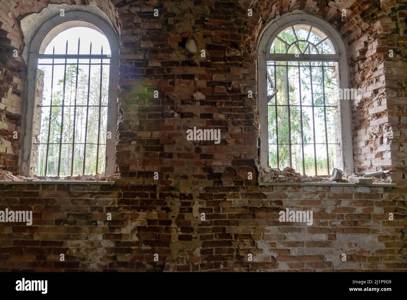 photo avec de vieilles fenêtres voûtées dans une église abandonnée ...