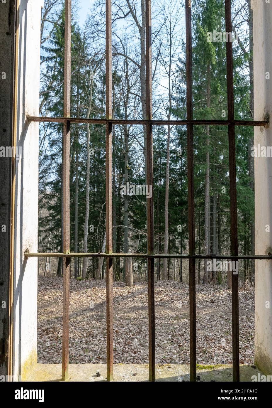 photo avec de vieilles fenêtres voûtées dans une église abandonnée ...