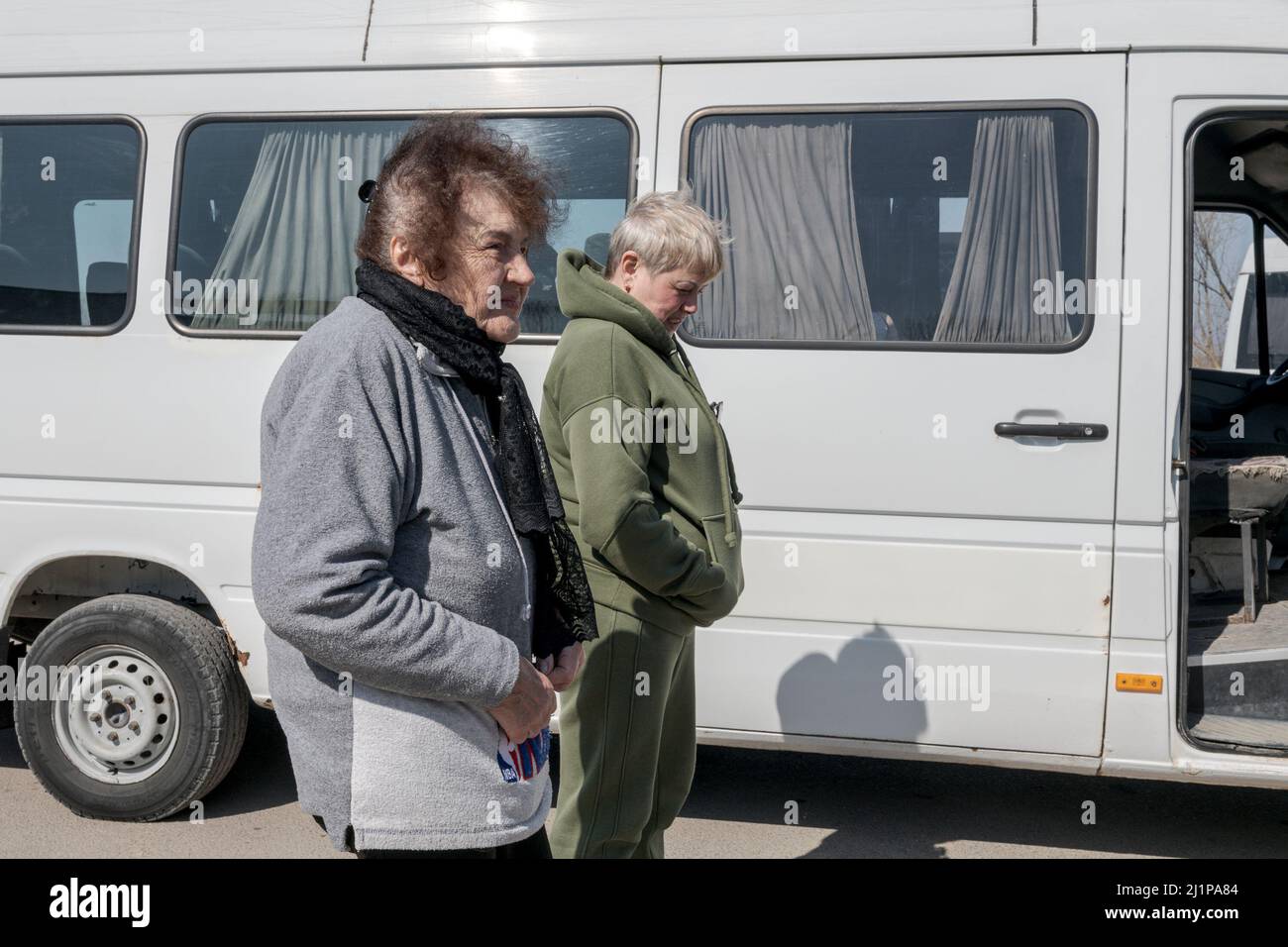 Deux adultes attendent un véhicule à la frontière de Palanca. Après que le gouvernement russe ait annoncé que dans une nouvelle stratégie, il concentrerait ses troupes dans la région de Donbass, à l'est de l'Ukraine, les Ukrainiens du sud du pays, en particulier de la région d'Odessa, a commencé à rentrer dans leur pays avec l'espoir que le conflit ne va plus atteindre leurs foyers alors que certains cherchent à s'échapper et à atteindre des endroits plus sûrs. (Photo par Israel Fuguemann / SOPA Images / Sipa USA) Banque D'Images
