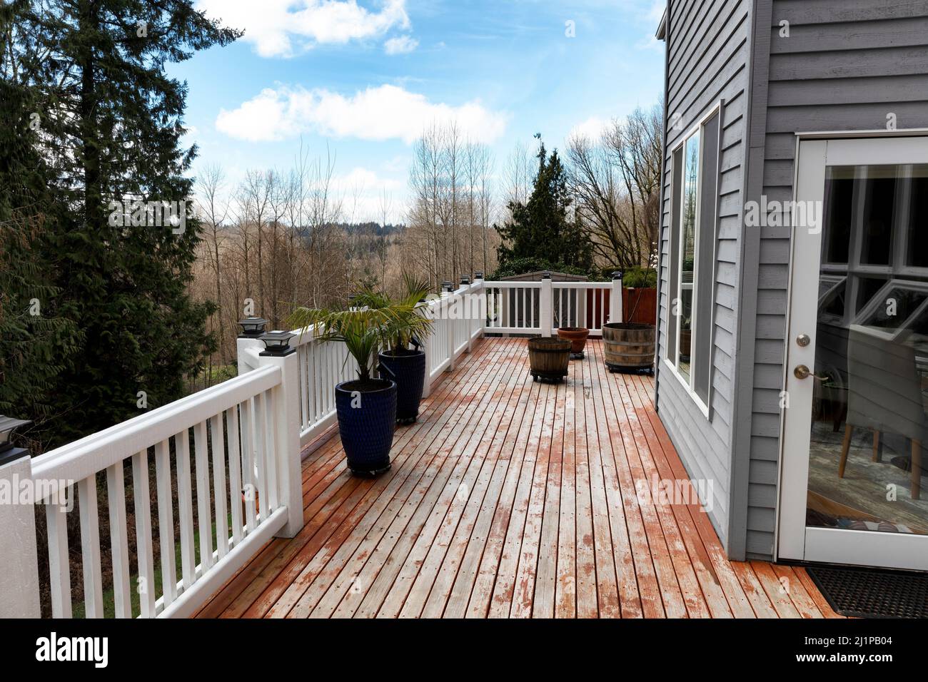 Terrasse extérieure à la maison pendant le printemps avec l'entretien des planches de bois et de nouvelles plantations dans des pots Banque D'Images