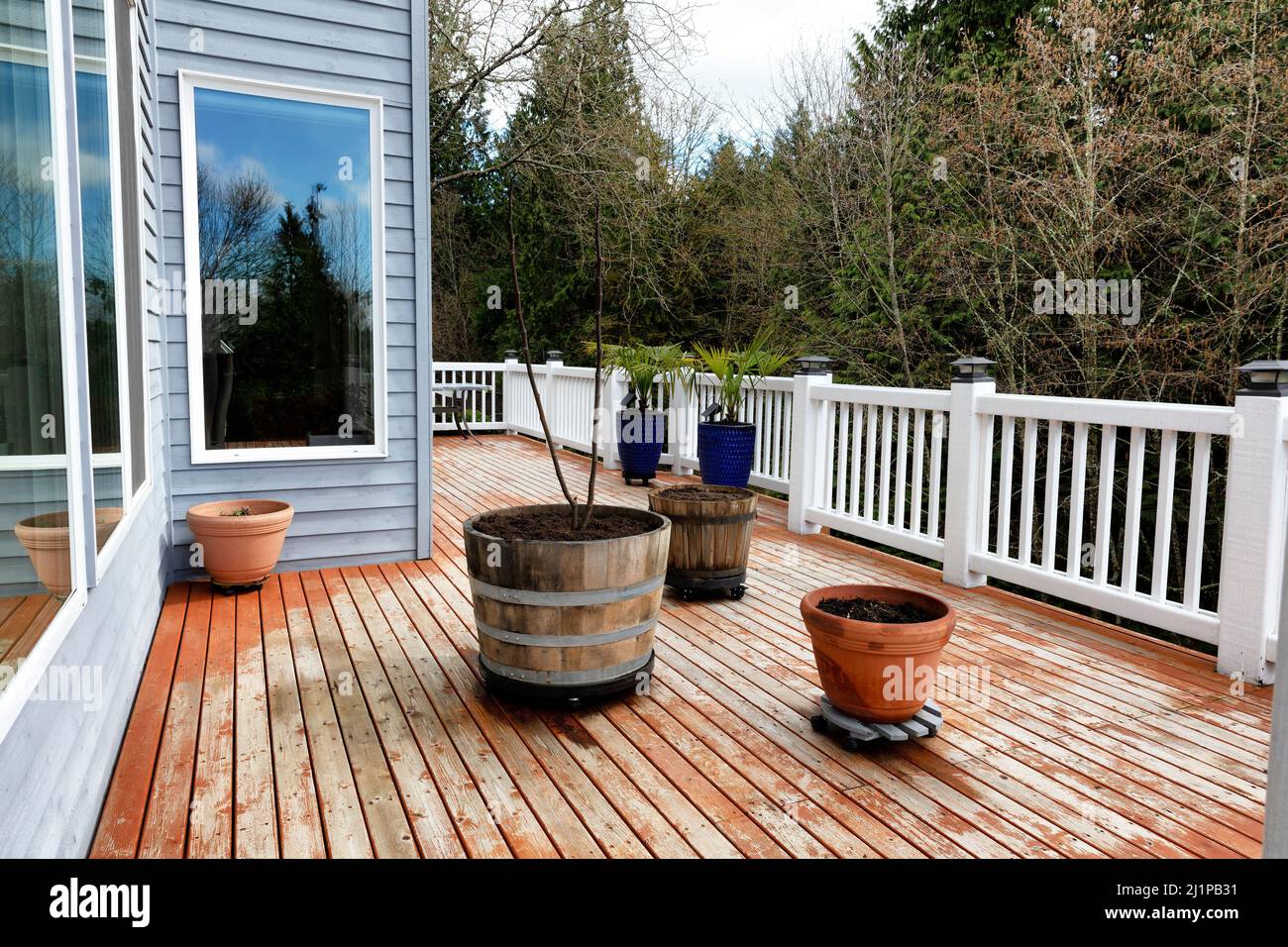 Maison terrasse extérieure avec entretien printanier et plantation dans des pots Banque D'Images