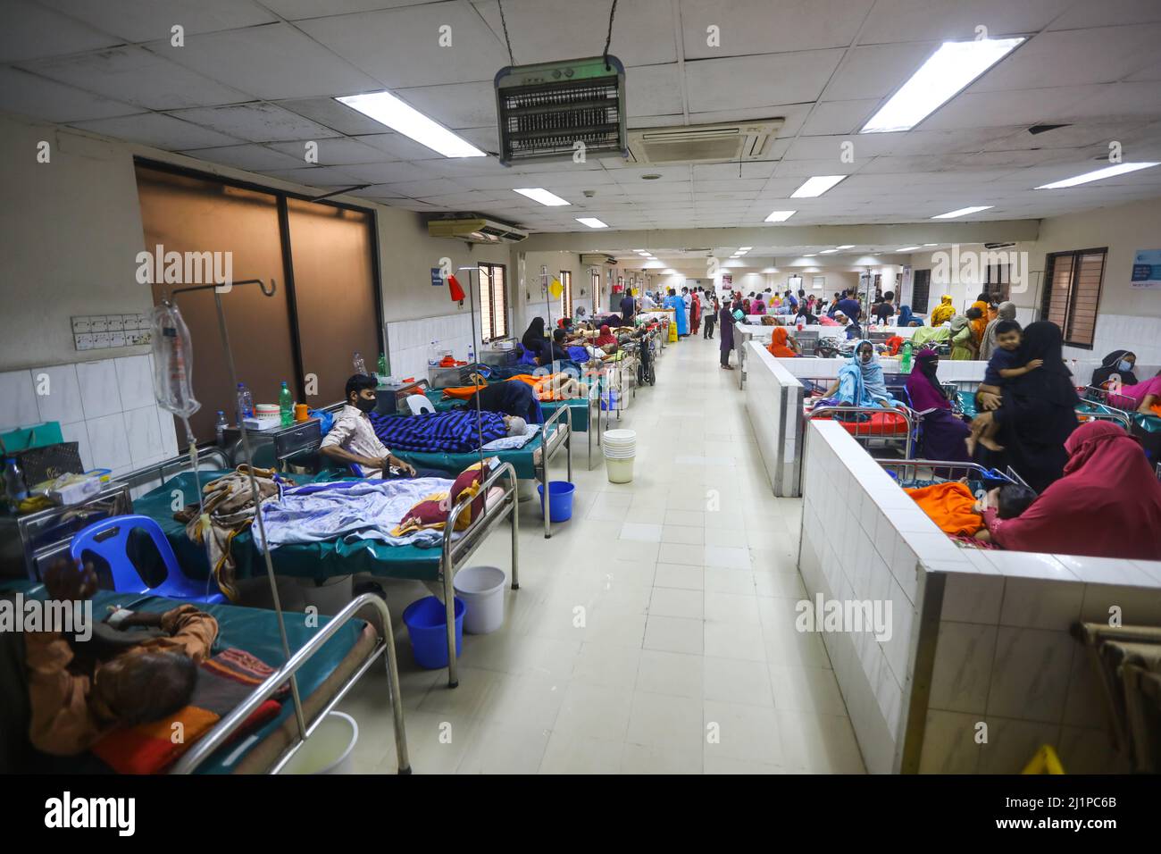 Les patients atteints de diarrhée ont augmenté ces derniers temps en raison de la hausse des températures et de la pénurie d'eau potable à Dhaka le 27 mars 2022. A Banque D'Images