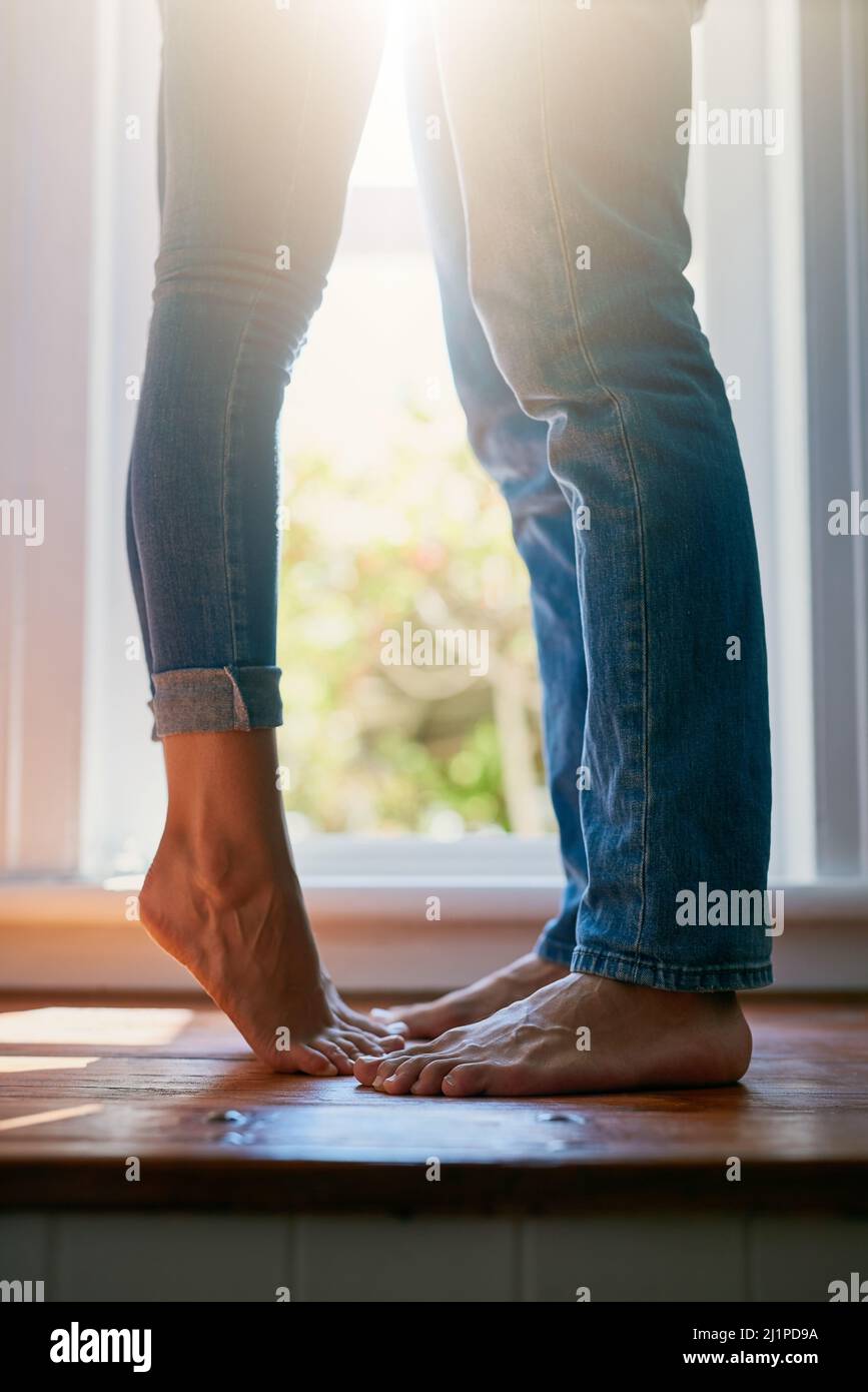 Atteindre un baiser. Photo courte d'un couple méconnu qui embrasse à la maison. Banque D'Images