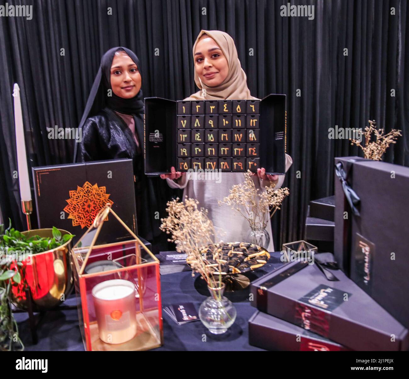Londres Royaume-Uni 27 mars 2022 Une jeune fille musulmane tenant un calendrier de l'Avent du Ramadan. Paul Quezada-Neiman/Alamy Live News Banque D'Images