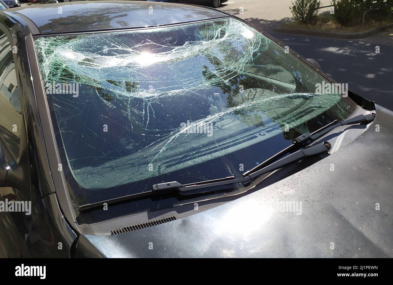 Vitre cassée du pare-brise après un accident de voiture lourd a détruit le pare-brise et a causé une blessure qui a cassé et cassé la vitre Banque D'Images