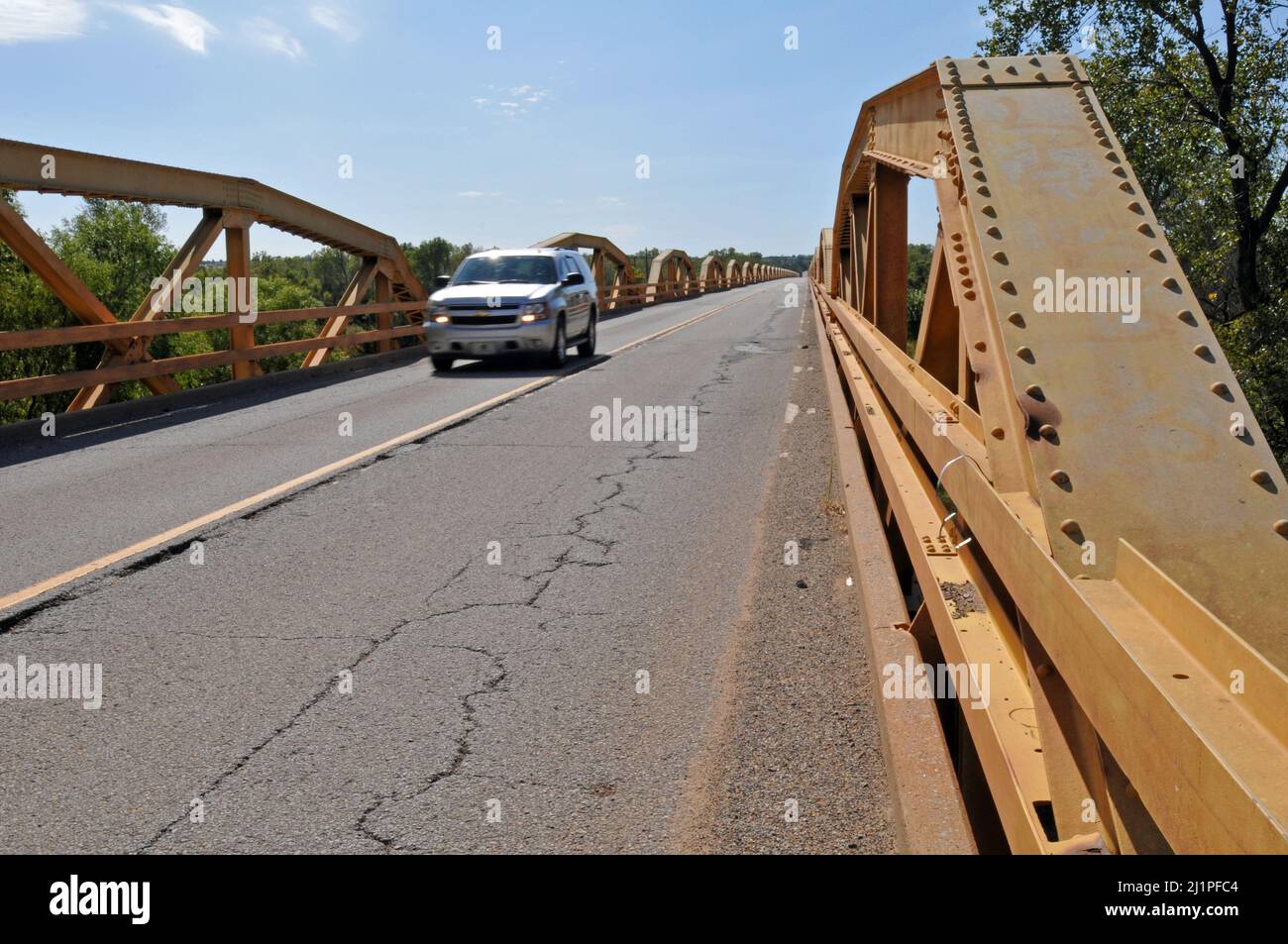 Un véhicule traverse le pont historique William H. Murray ou le pont Pony sur la route 66 près de Bridgeport, OK, l'un des plus longs ponts de la célèbre route. Banque D'Images