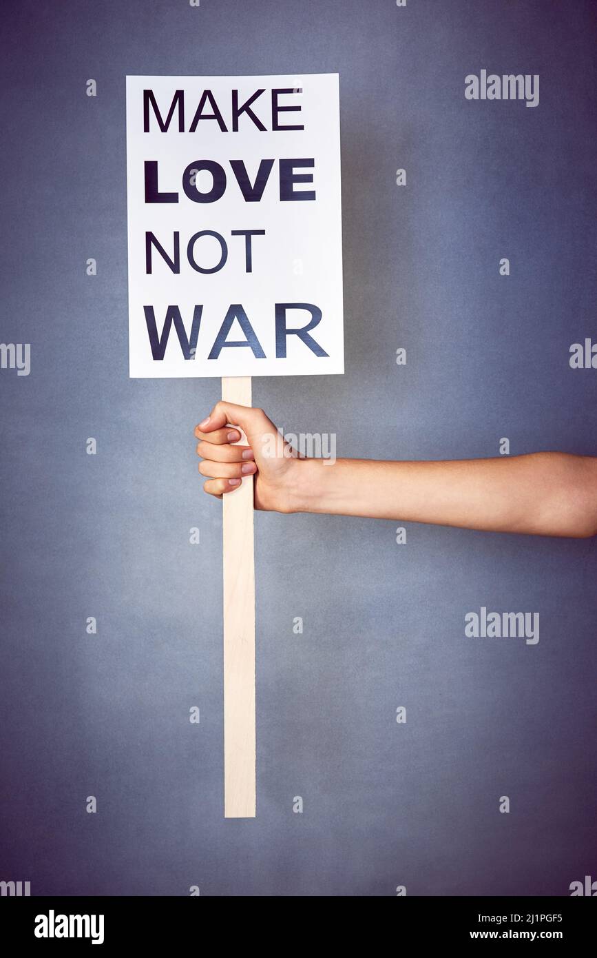 Dites-le fort et fier. Photo d'une jeune femme non identifiable tenant une affiche avec un message en studio. Banque D'Images