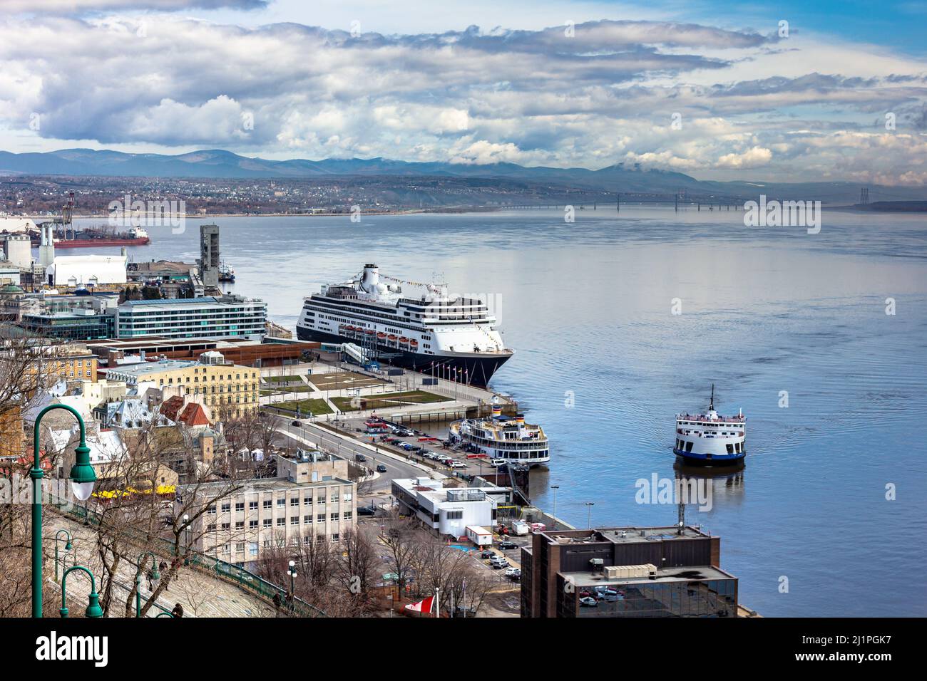 Vue panoramique de la vieille ville de Québec avec bateau de croisière et pont de l'île d'Orléans en arrière-plan, fleuve Saint-Laurent. Banque D'Images