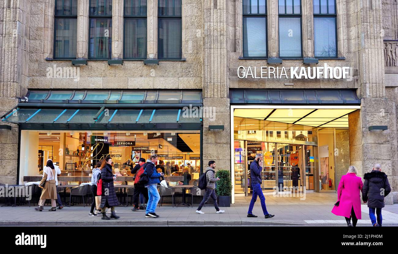 Entrée du grand magasin Galeria Kaufhof dans le quartier commerçant de Düsseldorf, Allemagne. Banque D'Images