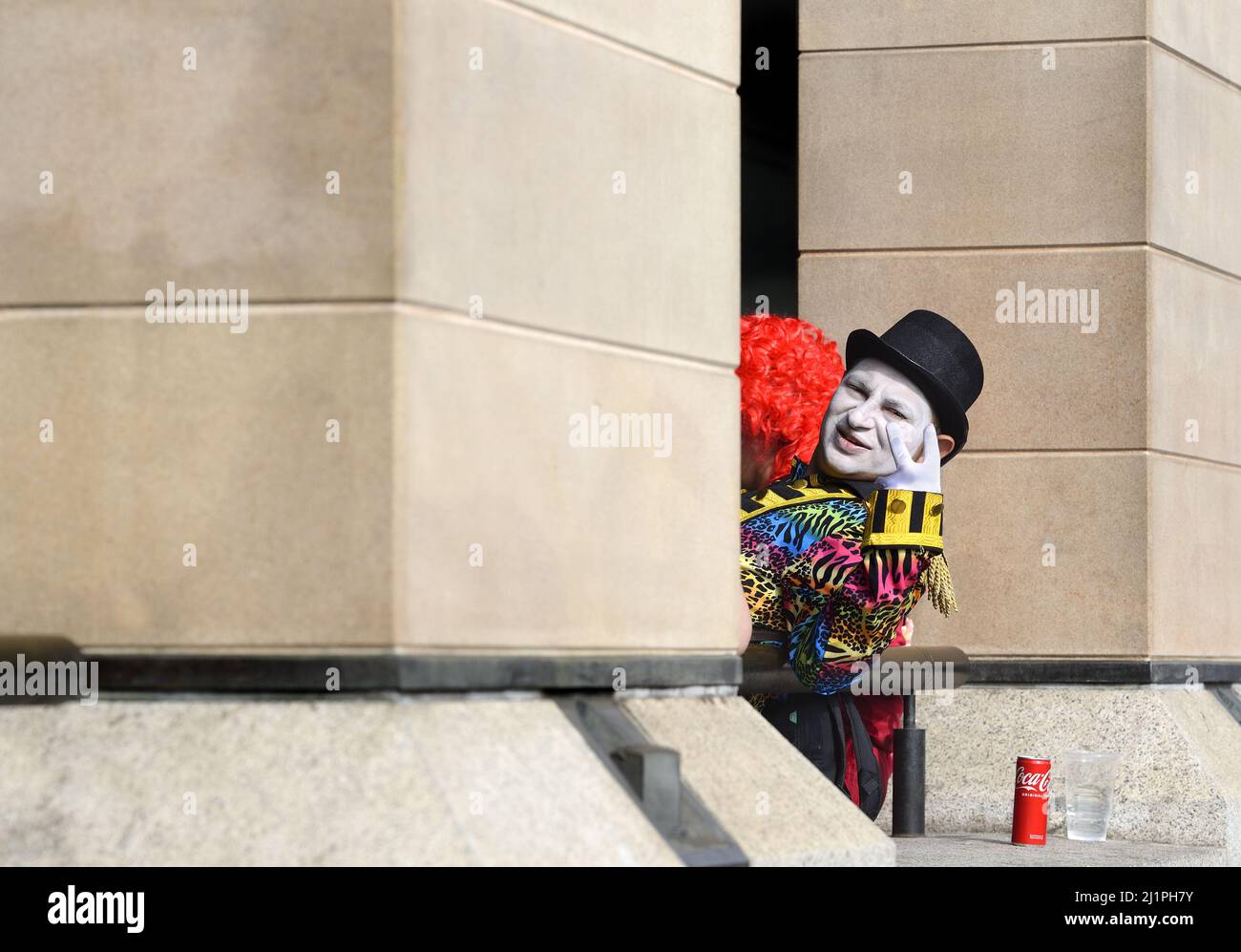 Londres, Angleterre, Royaume-Uni. Accueil d'un personnage aux couleurs vives devant la station de métro Westminster Banque D'Images