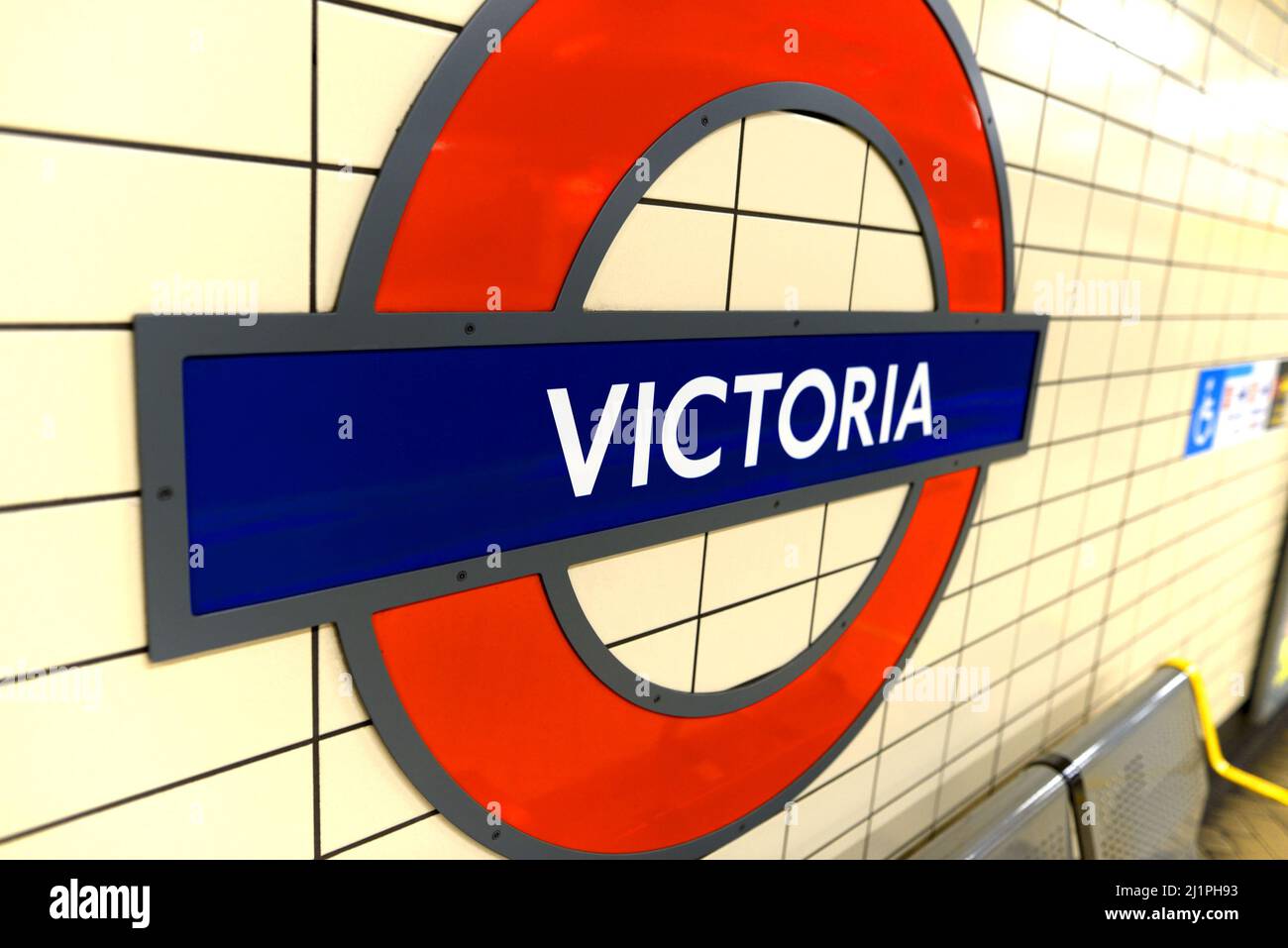 Londres, Angleterre, Royaume-Uni. Station de métro Victoria plate-forme - cocarde Banque D'Images