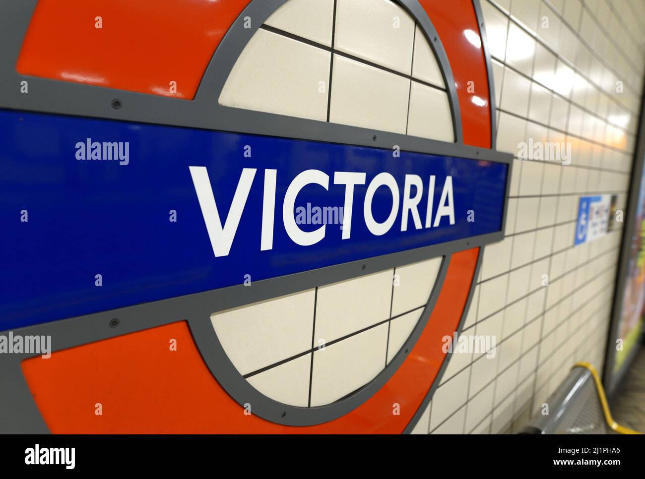 Londres, Angleterre, Royaume-Uni. Station de métro Victoria plate-forme - cocarde Banque D'Images