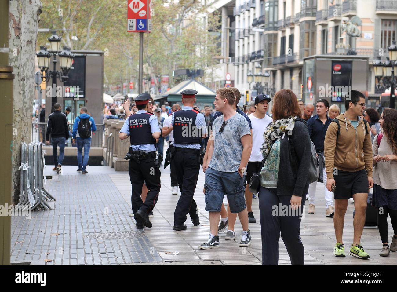 Police de Catalogne dans la célèbre avenue des Ramblas à Barcelone (Credit image: © Julen Pascual Gonzalez) Banque D'Images