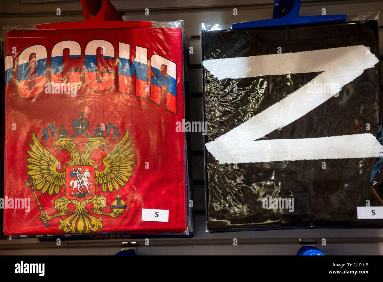 Moscou, Russie. 27th de mars, 2022 T-shirts en assortiment avec un signe Z et les armoiries de Russie à un comptoir d'une boutique de souvenirs sur la rue Arbat dans le centre de Moscou, en Russie. L'inscription sur le t-shirt indique « Russie » Banque D'Images