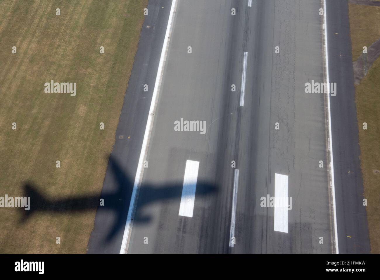 Observation de l'avion après le décollage au sol sur la piste de l'aéroport avec de l'herbe verte Banque D'Images