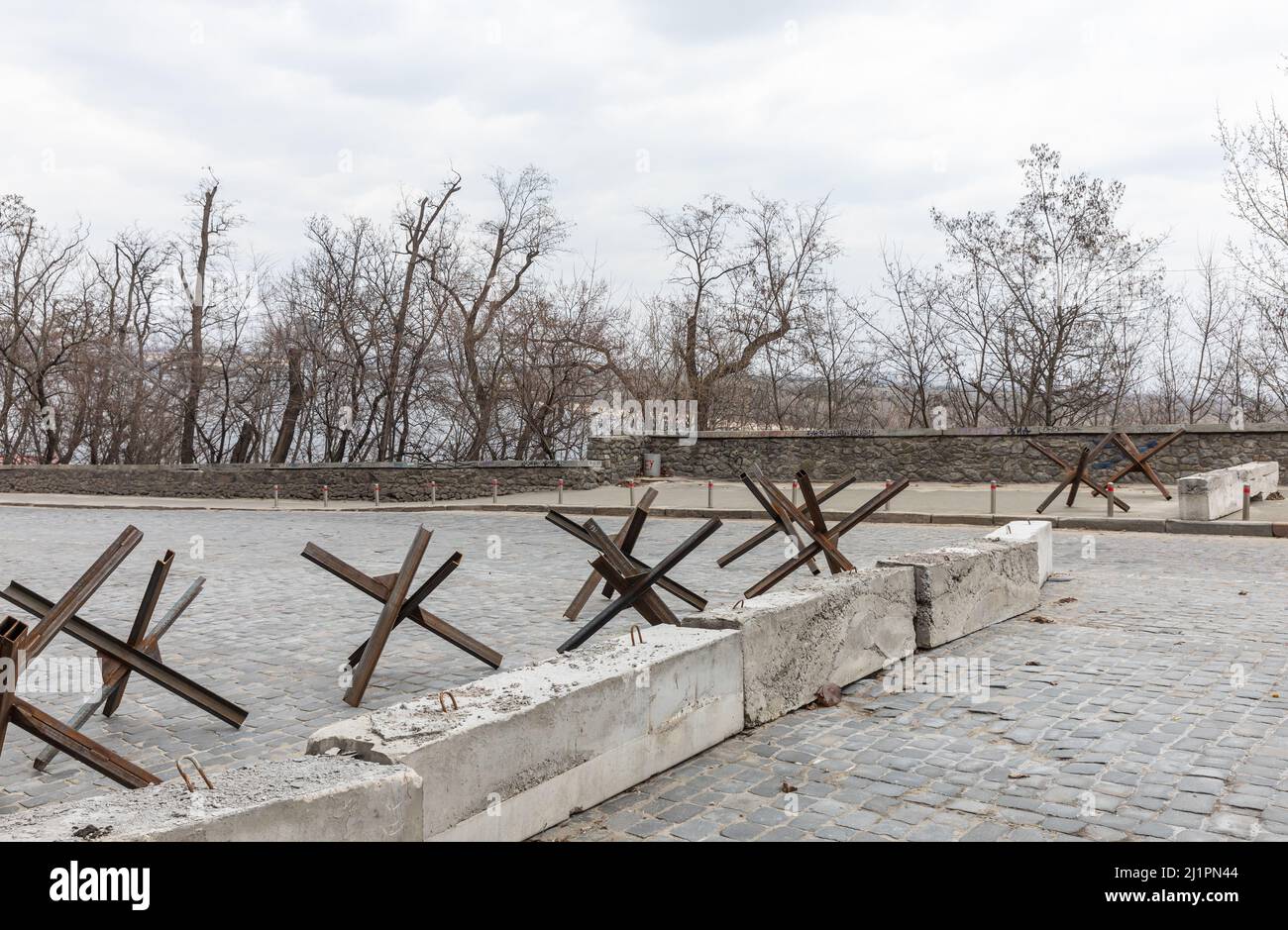 KIEV, UKRAINE - 26 mars 2022 : la guerre en Ukraine. Rues désertes, hérissons anti-chars et barrières en béton à Kiev. Rues de Kiev en temps de guerre Banque D'Images