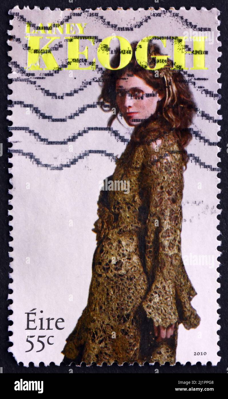 IRLANDE - VERS 2010: Un timbre imprimé en Irlande montre Lainey Keogh, designer irlandais de mode spécialisé dans les tricots, vers 2010 Banque D'Images