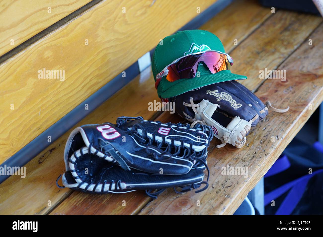Équipement de chapeau et de gants Colorado Rockies sur le banc de dugout lors d'un match de baseball d'entraînement de printemps de la MLB le jeudi 17 mars 2022, à Salt River Fields à Scottsdale, Ariz. Les joueurs portaient des chapeaux verts commémoratifs en l'honneur de la Saint Patrick. (Scott Finkelmeyer/image du sport) Banque D'Images